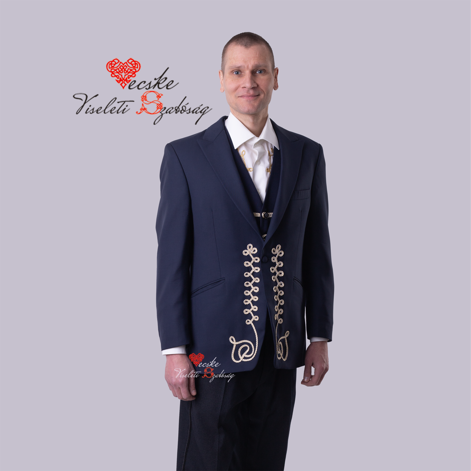 Bocskai zsinórral díszített kék zakó mellénnyel