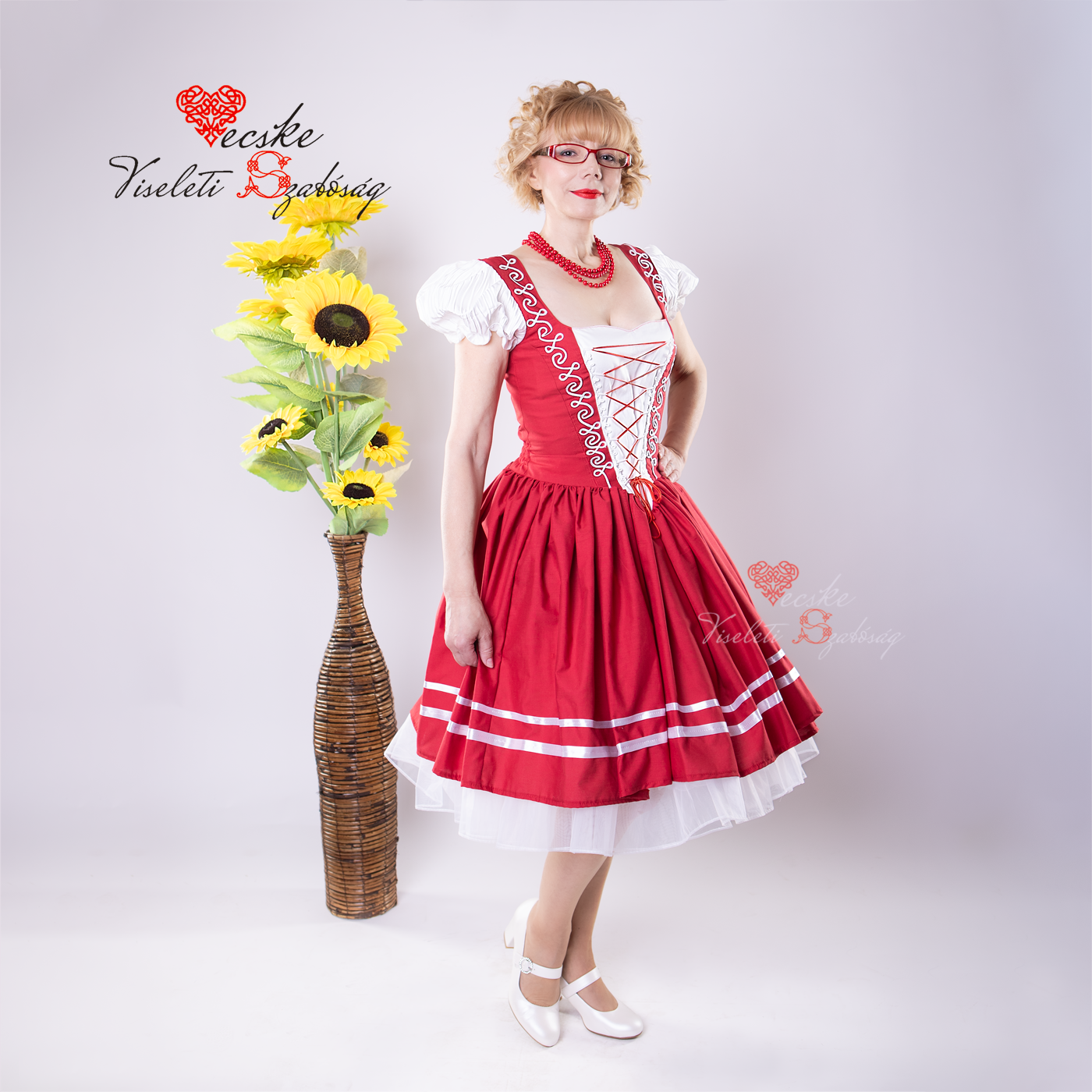 Magyaros sujtászsinóros ruha